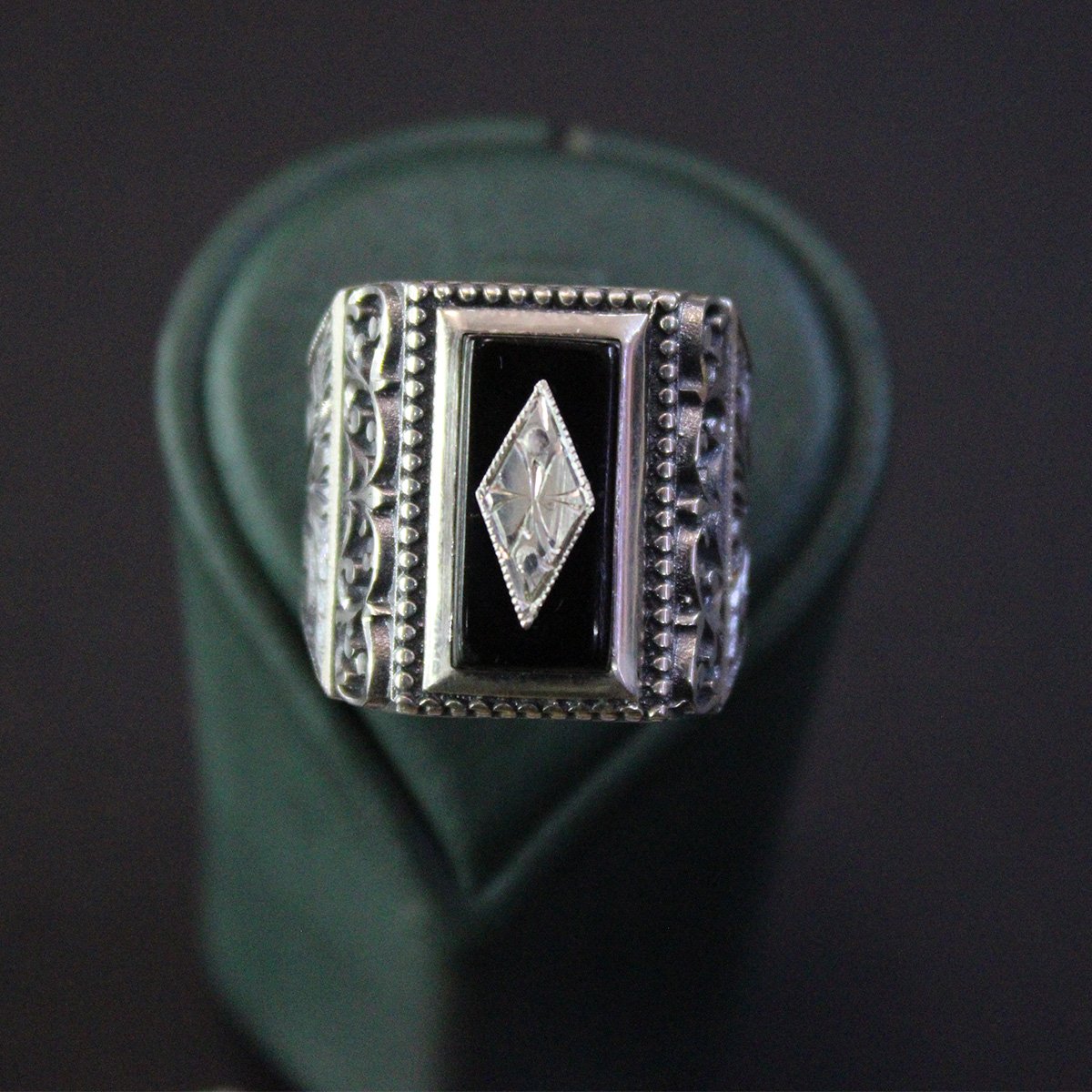 Oniks Taşlı Kalem İşçiliği Gümüş Erkek Yüzük