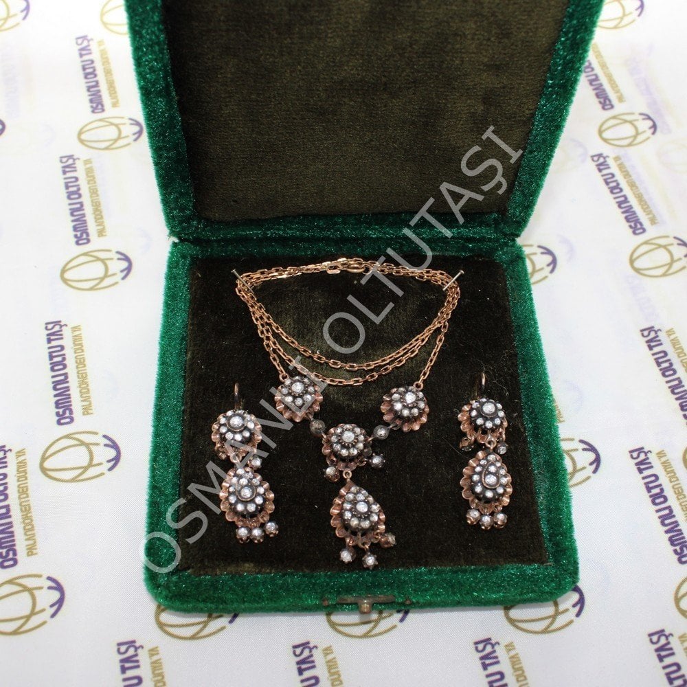 14 Ayar Altın Elmas Küpe ve Gerdanlık Set