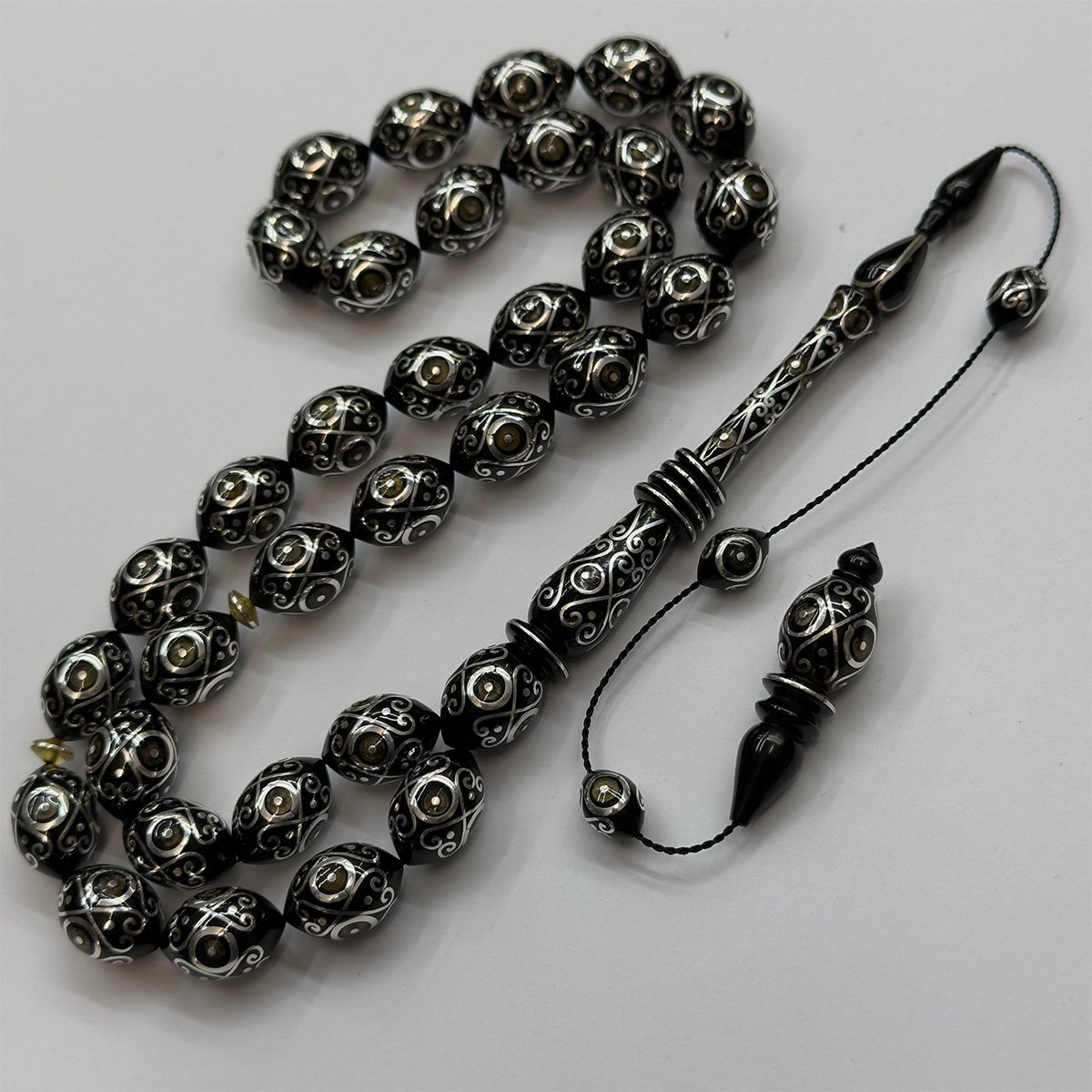 Usta İşi Nakkaş İşlemeli Oltu Taşı Tespih 9,5*14 (mm)