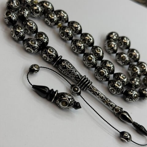 Usta İşi Nakkaş İşlemeli Oltu Taşı Tespih 9,5*14 (mm)