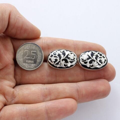 El Yapımı Gümüş Kasa Üzerine İşlemeli Oltu Taşı Oval Desen Erkek Kol Düğmesi