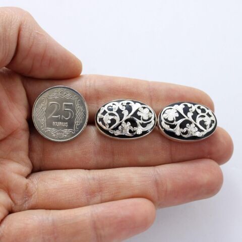 El Yapımı Gümüş Kasa Üzerine İşlemeli Oltu Taşı Oval Desen Erkek Kol Düğmesi