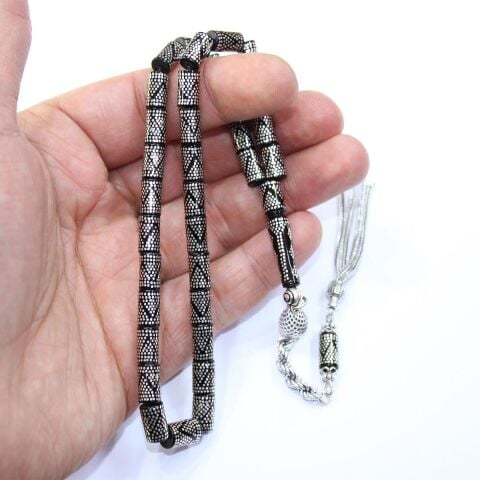 Yoğun Pramid İşlemeli Kesme Oltu Taşı Tespih 5,5*9 (mm)